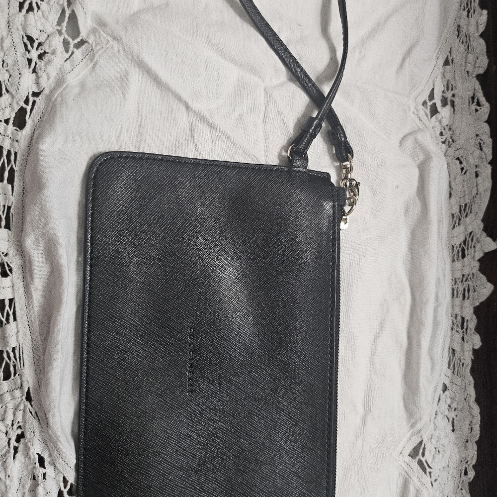 Cocinelle "Smart to go" wristlet. Black leather
